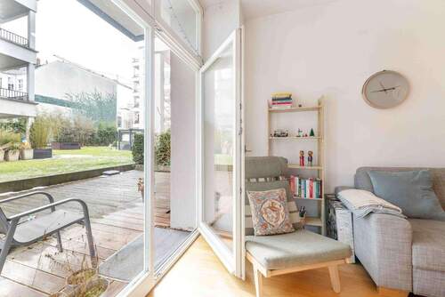 Blick von innen nach außen - 2 Zimmer Etagenwohnung zum Kaufen in Berlin