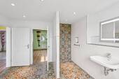 Bad mit bodentiefer Dusche im Erdgeschoss - 