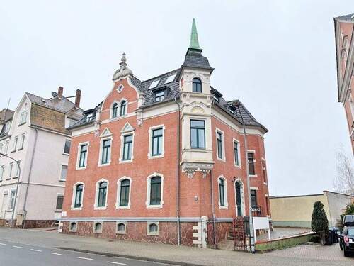 Hausansicht vorn - Charmante 2-Zimmer-Wohnung im Erdgeschoss eines gepflegten Mehrfamilienhause - nahe Bahnhof