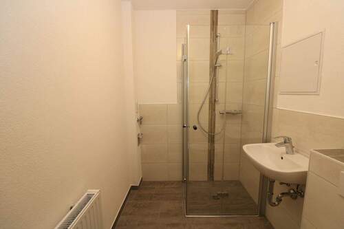 Beispiel Bad mit Dusche - EG Wohnung mit Dusche...da freuen sich nicht nur die Umzugshelfer!