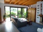 Wohnzimmer mit Ausgang zur Terrasse - 6 Zimmer Einfamilienhaus in Klein-Winternheim