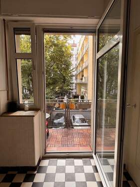 Küche mit Ausgang zum Balkon - 