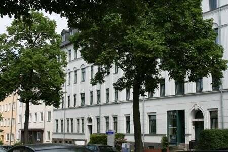 Hausansicht - 2 Zimmer Etagenwohnung zur Miete in Chemnitz
