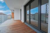 Terrasse - Wohnen am Park: Exklusive 3-Zimmer-Neubau-Wohnung !!Erstbezug!! mit eigenem Tiefgaragenstellplatz und E-Ladestation