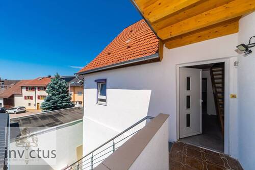Eingang & gemeinschaftlicher Balkon - 3 Zimmer Etagenwohnung in Massenbachhausen