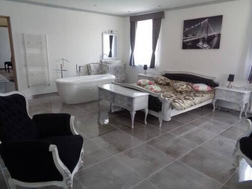 grosses Schlafzimmer mit Wannenbad - 
