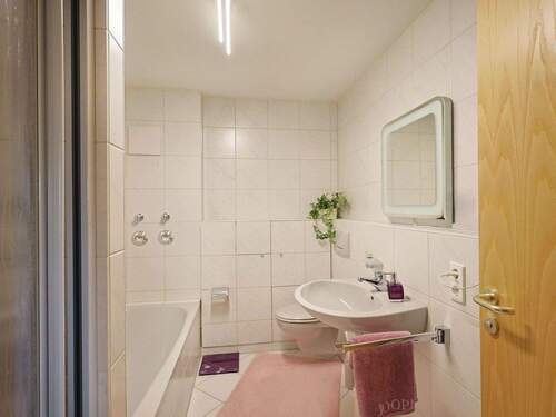 Helles Bad mit Badewanne und Dusche - 2 Zimmer Etagenwohnung in Leinfelden-Echterdingen