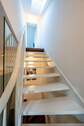 Elegante Treppe mit Glaselementen zum DG - 