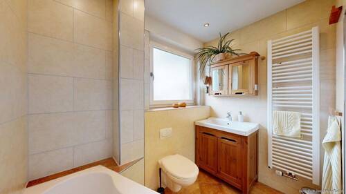 Tageslichtbad mit Badewanne - 
