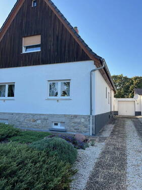 Einfahrt-Seitenansicht - Einfamilienhaus mit 175,00 m² in Rosbach zum Kaufen