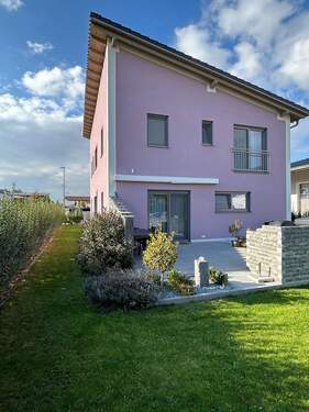 Ansicht Süd - 8 Zimmer Mehrfamilienhaus, Wohnhaus zum Kaufen in Neuching