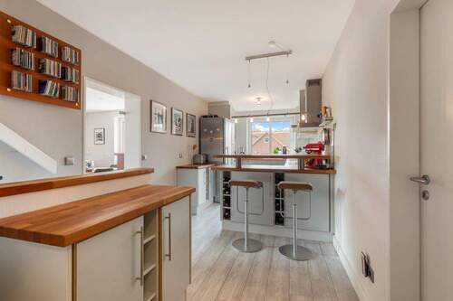 Sicht von Eingangsflur zur offenen Küche - 4 Zimmer Etagenwohnung zum Kaufen in Pinneberg