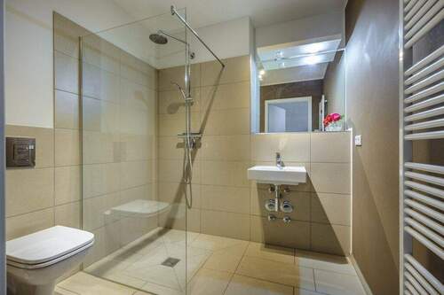 Badezimmer mit Dusche - 