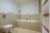 Badezimmer mit Wanne - 