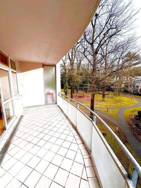 Terrasse im Sommer - Grünau unweit Wald und Wasser - 405.650,00&nbsp;EUR Kaufpreis, ca.&nbsp; 82,90&nbsp;m&sup2;&nbsp;Wohnfl&auml;che