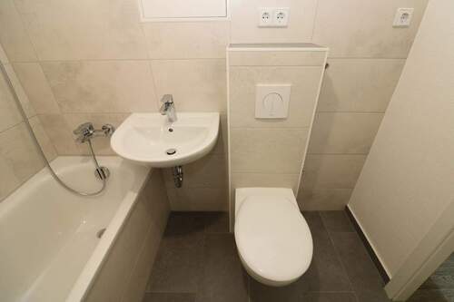 Bad mit Wanne - 3 Zimmer Etagenwohnung zur Miete in Freiberg