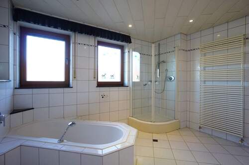 Bad mit Wanne und Dusche - 