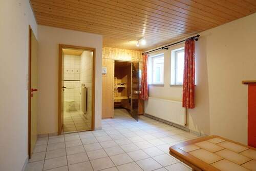Hobbyraum mit Sauna und Zugang zum Bad - 