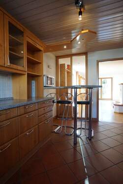 Küche mit Fliesenboden - 