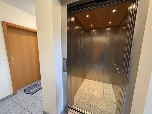 Wohnungstür und Fahrstuhl in den Keller - 