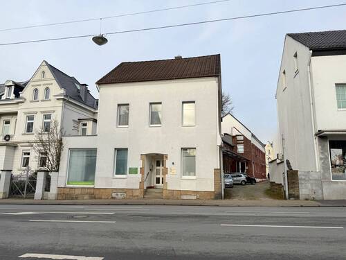 Hausansicht vorne - Zentrales Wohn- und Geschäftshaus mit Entwicklungspotenzial
