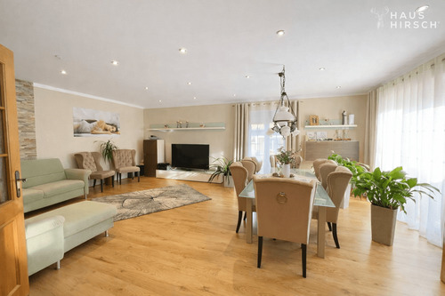 Wohnzimmer - Exklusive Wohnimmobilie mit weitläufigem Garten und Potenzial für Erweiterung