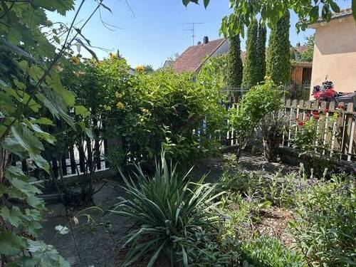 kleiner Garten vor dem Haus - 5 Zimmer Doppelhaushälfte zum Kaufen in Wallersdorf