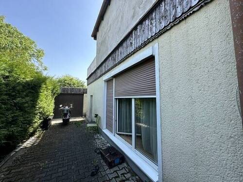 Zufahrt zur Garage - 5 Zimmer Doppelhaushälfte in Wallersdorf