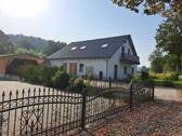 Außenansicht vom Haus mit Carport - Einfamilienhaus oder Zweifamilienhaus - beides ist möglich