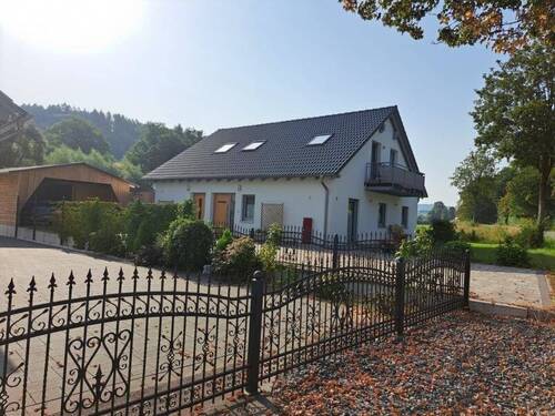 Außenansicht vom Haus mit Carport - Einfamilienhaus oder Zweifamilienhaus - beides ist möglich
