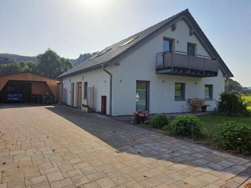 Vorderansicht vom Haus mit Carport - 5 Zimmer Mehrfamilienhaus, Wohnhaus zum Kaufen in Schmallenberg