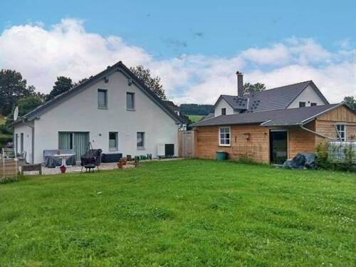 Rückansicht vom Haus mit Carport und Gerätehaus - 5 Zimmer Mehrfamilienhaus, Wohnhaus in Schmallenberg