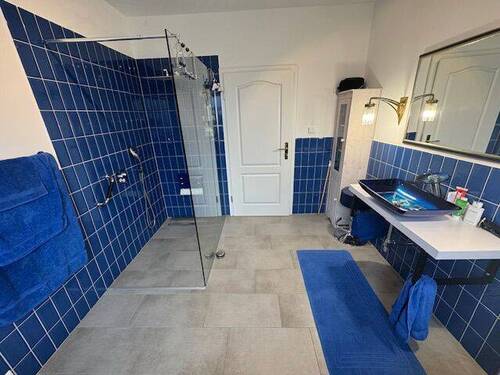 Bad mit ebenerdiger Dusche - 