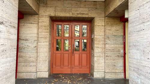 Hauseingangstür - Seltene Chance: Stilvolle Wohnung mit ca. 70 m² Terrasse im denkmalgeschützten Architekturjuwel