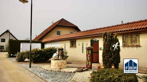 Äußere_Grundstücksbegrenzung:Garagen - 5 Zimmer Einfamilienhaus in Heidesee / Friedersdorf