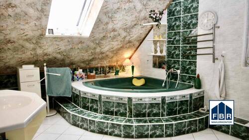 Wanne im Vollbad im Dachgeschoss - 