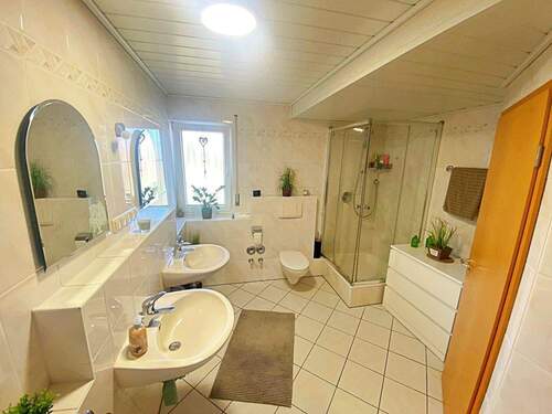Bad mit Dusche - 