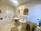 Bad mit Badewanne - 