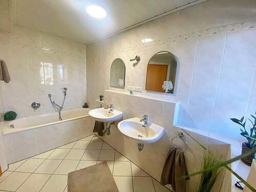 Bad mit Badewanne - 