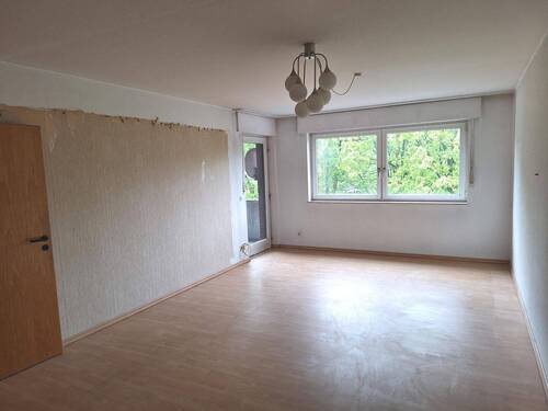 Wohnzimmer mit Zugang auf die Loggia - 