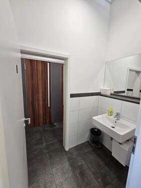 WC - Damen - Büro in Lauf zur Miete