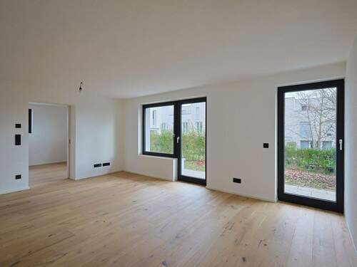 Heller Wohn- und Essbereich mit Blick in den Garten - Erstbezug: Exklusive Gartenwohnung in ruhiger Sackgasse