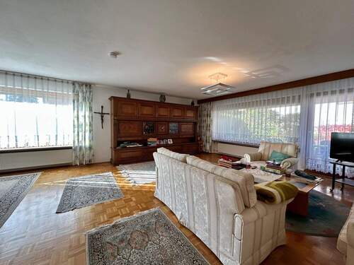 1 Wohnzimmer - 7 Zimmer Einfamilienhaus zum Kaufen in Erlangen