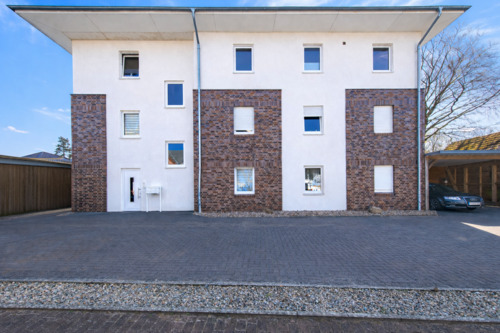 Straßenansicht und Eingangsbereich - 1 Zimmer Mehrfamilienhaus, Wohnhaus zum Kaufen in Westerrönfeld