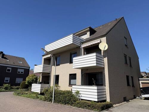 Hausansicht - Luftig wohnen mit Weitblick - charmante Dachgeschosswohnung mit Balkon & Garage in Warendorf
