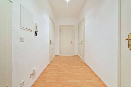 Flur - Helle 3-Raum-Wohnung mit Balkon im denkmalgeschützten Haus auf dem Chemnitzer Sonnenberg