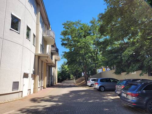 Außenansicht mit Parkplatz Richtung Osten.jpg - 