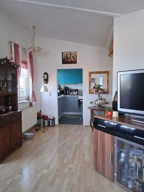 Wohnzimmer mit Blick zur Küche - 