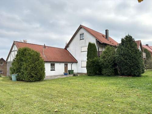 Rückansicht des Hauses - 8 Zimmer Einfamilienhaus zum Kaufen in Mainleus / Buchau