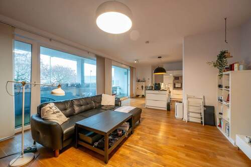 Helles geräumiges Wohnzimmer mit bodentiefen Terassentüren - 3 Zimmer Etagenwohnung zum Kaufen in Frankfurt am Main